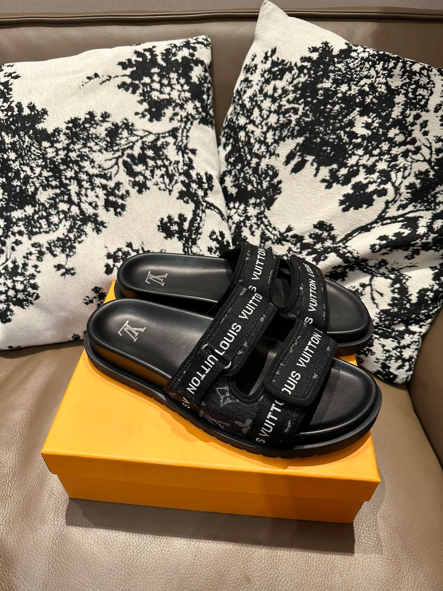 Men's shoes 💰360💰 LV flip flops, cowhide surface, sheepskin lining, size 36-46
